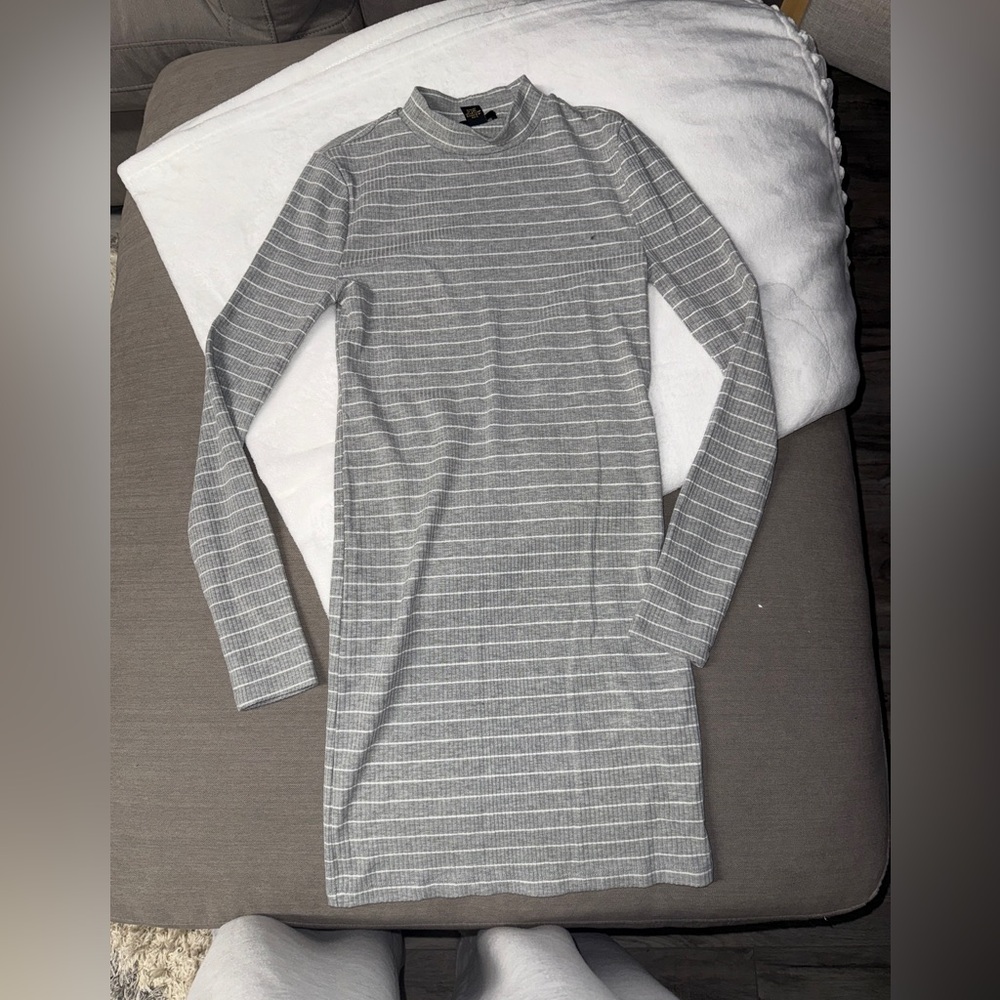 FOREVER 21 Gray Striped Long Sleeve mini Dress size small womens